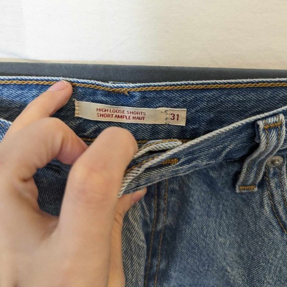 {Levi's} 90s Y2K High Loose Denim Jean Shorts in Medium Wash, Sold at Aritzia - Picture 12 of 15
